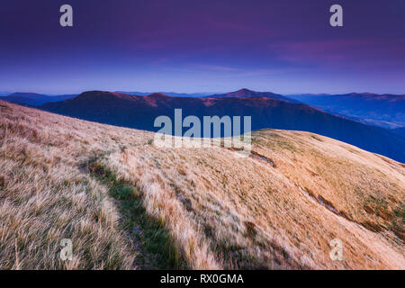 Eine tolle Aussicht auf die Berge Glühen durch Sonnenlicht in der Dämmerung. Dramatische und malerischen Morgen Szene. Ort: Karpaten, Ukraine, Europa. Künstler Stockfoto