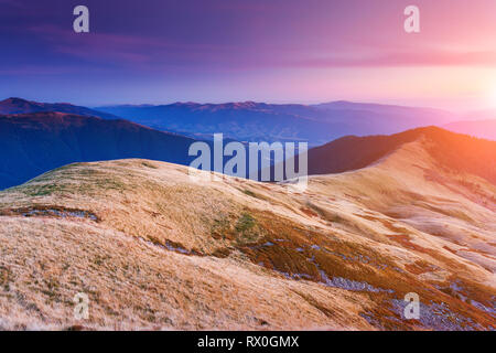 Eine tolle Aussicht auf die Berge Glühen durch Sonnenlicht in der Dämmerung. Dramatische und malerischen Morgen Szene. Ort: Karpaten, Ukraine, Europa. Künstler Stockfoto