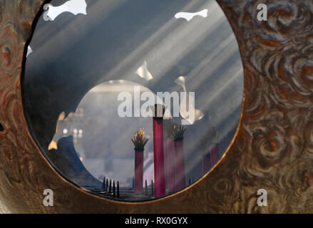 Buddhismus japanische Stahl brennen Platz für Kerzen unter einem raylight in der Nähe des Großen Buddha in Kotoku-in Kamakura Stockfoto