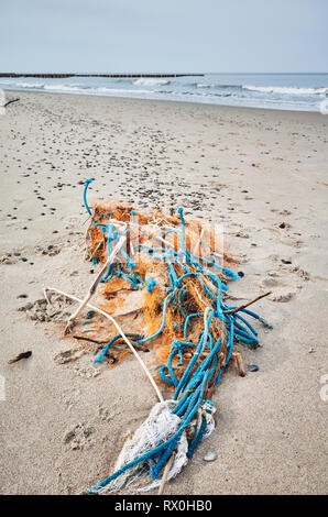 Plastik Müll am Strand, selektive konzentrieren. Stockfoto