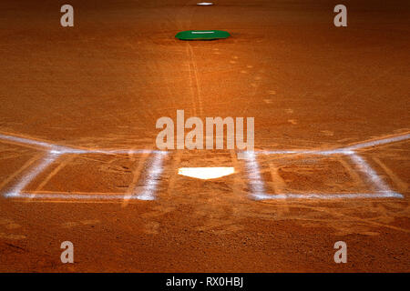 Baseball Homeplate mit Teig, Kreide Linien in braun Ton Schmutz Stockfoto
