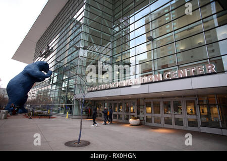Denver, Colorado - Dezember 20, 2018: unbekannte Menschen zu Fuß vor der Colorado Convention Center während der Reinigung Arbeiter reinigt die Vorne f Stockfoto