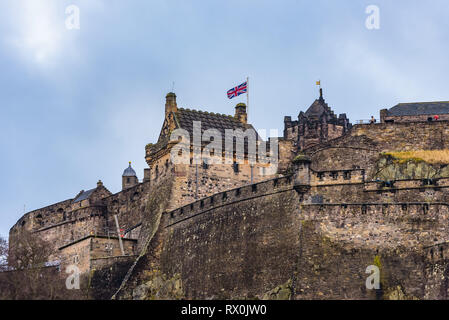 Edinburgh Castle National war Museum und Krankenhaus vom Fuß des Hügels aus gesehen, der nach oben schaut. Edinburgh, Schottland. Stockfoto