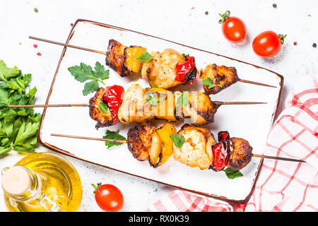 Chicken Kebab gegrilltes Fleisch auf Weiß. Stockfoto