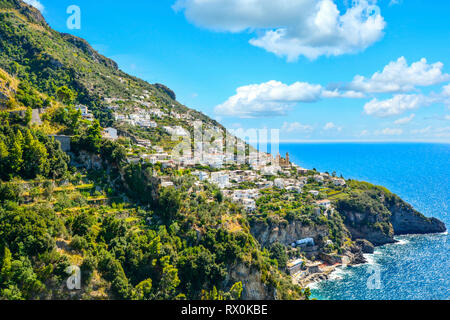 Ein Blick auf einem Hügel Stadt Praiano, Italien von einer landschaftlich schönen Fahrt entlang der Amalfiküste auf dem italienischen Mittelmeer Stockfoto