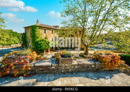 Eine große Villa am Ufer des Flusses Gardon in der französischen Landschaft im Süden Frankreichs in der Nähe des Pont du Gard in der Provence Region. Stockfoto