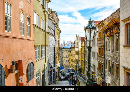 Touristen gehen Sie die lange Treppe vorbei an Geschäften und Wohnungen auf dem Weg zur Prager Burg in Prag, Tschechische Republik Stockfoto