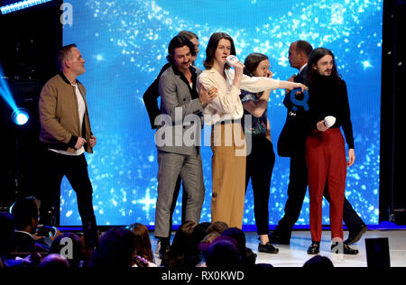 Charlie Salz, Josh Dewhurst, Myles Kellock, Tom Ogden, Joe Donovan der Blüten auf der Bühne ihre Auszeichnung zu sammeln für beste Indie während des Global Awards 2019 mit sehr.co.uk am Londoner Eventim Apollo Hammersmith statt. Stockfoto