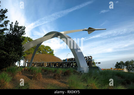 Eingangsschild am George Bush Intercontinental Airport von hinten gesehen; Houston, Texas, USA. Stockfoto