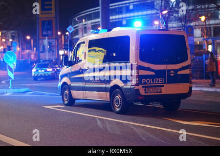 Mainz, Deutschland - März 01, 2019: ein Polizeiauto mit Sirene und Blaulicht blockiert die Straße nach einem regionalen Fußballspiel am 01. März 2019 in Stockfoto