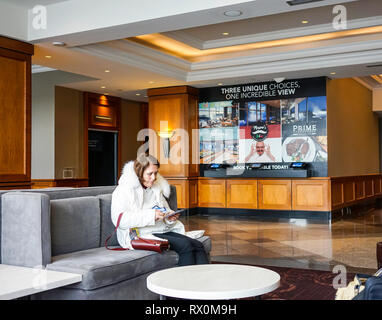 Frau sitzt in der Lobby eines Hotel in Niagara Falls, Ontario, Kanada, Nordamerika Stockfoto