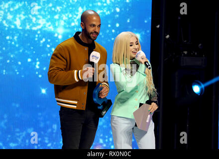 Marvin Humes und Ava Max auf der Bühne den Preis für den besten männlichen während des Global Awards 2019 mit sehr.co.uk am Londoner Eventim Apollo Hammersmith gehalten. Stockfoto