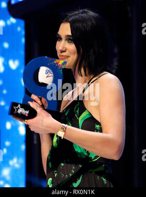 Dua Lipa mit der besten weiblichen Award auf der Bühne während der Global Awards 2019 mit sehr.co.uk am Londoner Eventim Apollo Hammersmith statt. Stockfoto