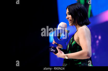 Dua Lipa mit der besten weiblichen Award auf der Bühne während der Global Awards 2019 mit sehr.co.uk am Londoner Eventim Apollo Hammersmith statt. Stockfoto