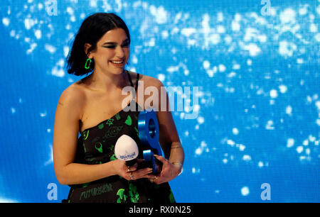 Dua Lipa mit der besten weiblichen Award auf der Bühne während der Global Awards 2019 mit sehr.co.uk am Londoner Eventim Apollo Hammersmith statt. Stockfoto