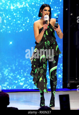 Dua Lipa auf der Bühne ihren Preis für die beste weibliche während des Global Awards 2019 mit sehr.co.uk am Londoner Eventim Apollo Hammersmith gehalten zu sammeln. Stockfoto