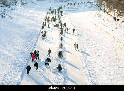 Schlittschuhlaufen auf dem Assiniboine River, Teil des Red River gegenseitige Trail an den Gabeln, Winnipeg, Manitoba, Kanada. Stockfoto