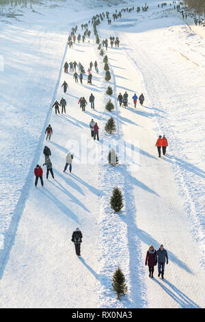 Schlittschuhlaufen auf dem Assiniboine River, Teil des Red River gegenseitige Trail an den Gabeln, Winnipeg, Manitoba, Kanada. Stockfoto