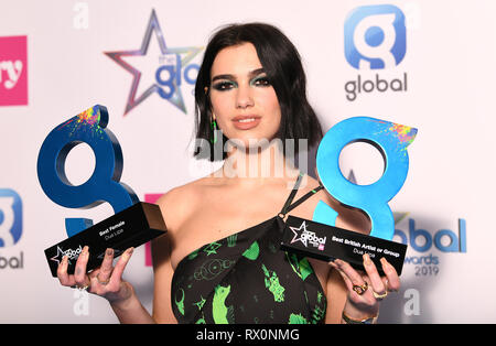 Dua Lipa gewinnt "Best Female und Beste britische Künstlerin oder die Gruppe auf der Global Awards 2019 mit sehr.co.uk am Londoner Eventim Apollo Hammersmith statt. Stockfoto