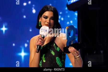 Dua Lipa mit den besten britischen Künstler oder Group Award auf der Bühne während der Global Awards 2019 mit sehr.co.uk am Londoner Eventim Apollo Hammersmith statt. Stockfoto