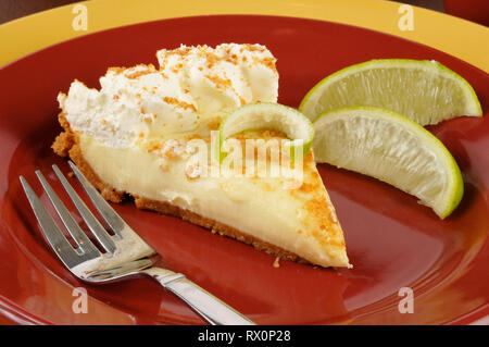 Nahaufnahme des Key Lime Pie mit frischem lime Keile Stockfoto