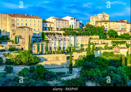 Frankreich. Vaucluse (84), Regionale Naturpark Luberon. Das Dorf Gordes. La Bastide de Gordes, einem 5-Sterne Luxushotel Stockfoto