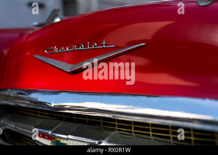 Izmir, Türkei - 23 September, 2018: die Vorderseite Logo von einem roten Chevrolet 1957 Izmir Türkei. Stockfoto