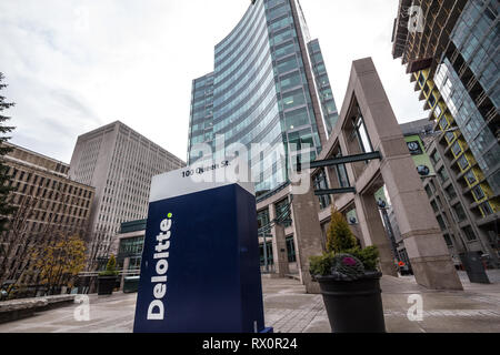 OTTAWA, Kanada - 12. NOVEMBER 2018: Logo von Deloitte auf Ihre wichtigsten Bürogebäude in Ottawa, Ontario. Deloitte ist eine der wichtigsten Prüfungsgesellschaften in der Stockfoto