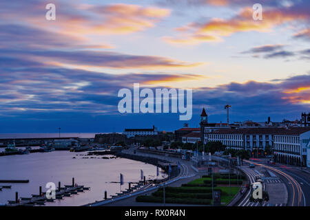 Ponta Delgada, Azoren, Portugal auf Oktober 04,2017: Ponta Delgada Stadtbild in der blauen Stunde auf Sao Miguel, Azoren. Stockfoto