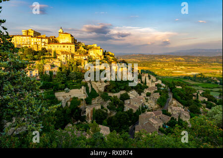 Frankreich. Vaucluse (84), Regionale Naturpark Luberon. Das Dorf Gordes klassifiziert schönsten Dorf in Frankreich. Stockfoto