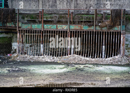 Eisen Gitter zu entwässern Sytem in Wasser Kanal. Stockfoto
