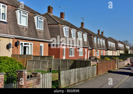 Zeile der modernen 2-stöckigen Reihenhäusern, Tiverton, Devon mit Dachgauben in mansarddächer Stockfoto