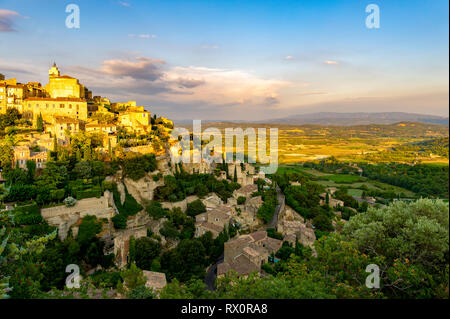 Frankreich. Vaucluse (84), Regionale Naturpark Luberon. Das Dorf Gordes klassifiziert schönsten Dorf in Frankreich. Stockfoto