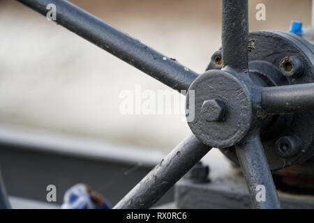 Bügeleisen Teil von drain System der Fluss Stockfoto