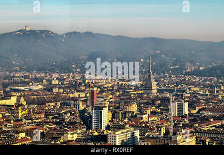 Blick auf Turin von der Oberseite des Dreißig-fünften Stock der Intesa Sanpaolo Bank. Die Mole Antonelliana besticht auf der Stadt. Luftverschmutzung Stockfoto