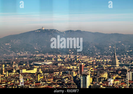 Blick auf Turin von der Oberseite des Dreißig-fünften Stock der Intesa Sanpaolo Bank. Die Mole Antonelliana besticht auf der Stadt. Luftverschmutzung Stockfoto