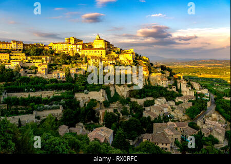 Frankreich. Vaucluse (84), Regionale Naturpark Luberon. Das Dorf Gordes klassifiziert schönsten Dorf in Frankreich. Stockfoto