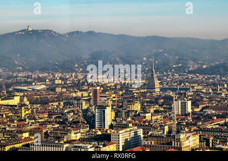 Blick auf Turin von der Oberseite des Dreißig-fünften Stock der Intesa Sanpaolo Bank. Die Mole Antonelliana besticht auf der Stadt. Luftverschmutzung Stockfoto