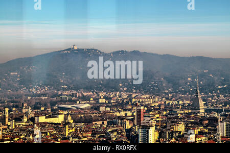 Blick auf Turin von der Oberseite des Dreißig-fünften Stock der Intesa Sanpaolo Bank. Die Mole Antonelliana besticht auf der Stadt. Luftverschmutzung Stockfoto