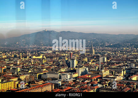 Blick auf Turin von der Oberseite des Dreißig-fünften Stock der Intesa Sanpaolo Bank. Die Mole Antonelliana besticht auf der Stadt. Luftverschmutzung Stockfoto