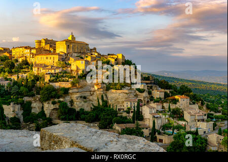 Frankreich. Vaucluse (84), Regionale Naturpark Luberon. Das Dorf Gordes klassifiziert schönsten Dorf in Frankreich. Stockfoto