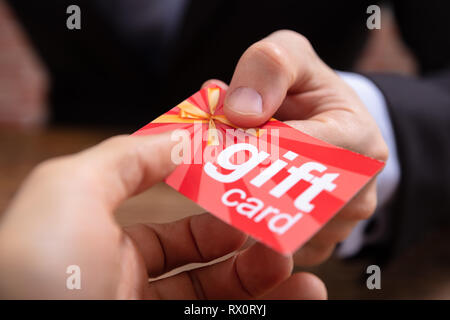 Nahaufnahme der Unternehmer Hand die rote Karte auf andere Unternehmer Stockfoto