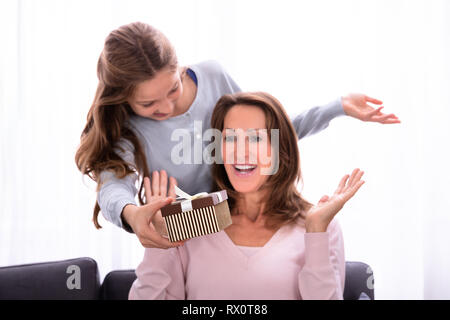 In der Nähe von Mädchen, Überraschung Geschenk Mutter für Ihre Augen Stockfoto