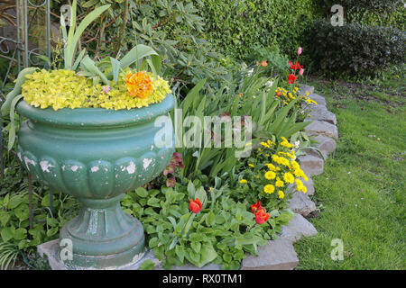 Eine ruhige Frühling Garten blüht in Vancouver, B.C. im pazifischen Nordwesten. Stockfoto