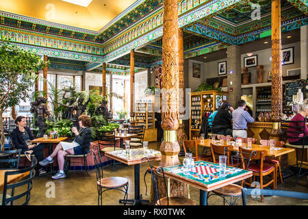 In Boulder, Colorado, 30. APRIL 2018: Innenansicht des Landmark Dushanbe Teahouse in Boulder, Colorado. Stockfoto