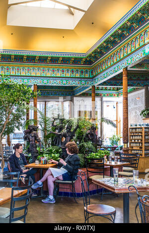 In Boulder, Colorado, 30. APRIL 2018: Innenansicht des Landmark Dushanbe Teahouse in Boulder, Colorado. Stockfoto