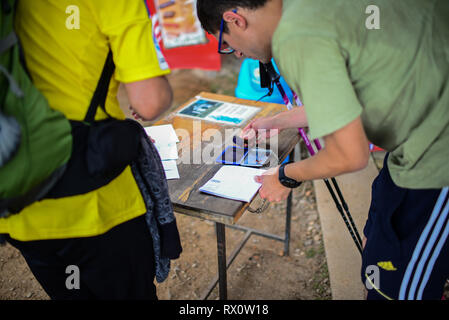 Pilger Stempel an einem Anschlag entlang der Jakobsweg (Camino de Santiago), Galizien, Spanien Stockfoto