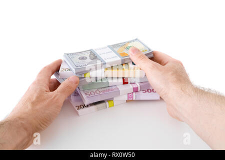 Hände mit Banknoten von Dollar und Euro auf Weiß. Stockfoto