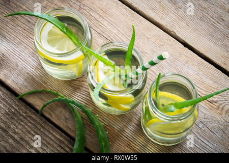 Gesunde Aloe vera Getränke mit Zitronenscheiben. Ansicht von oben. Stockfoto