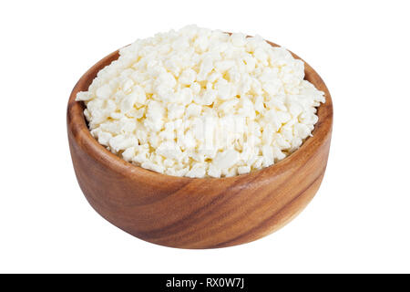 Hüttenkäse mit rustikalen Holzmöbeln Schüssel, auf weiße isoliert. Stockfoto